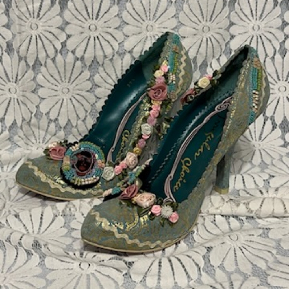 Sz 8 1/2 Turquoise/Gold Irregular Choice shoes with heel